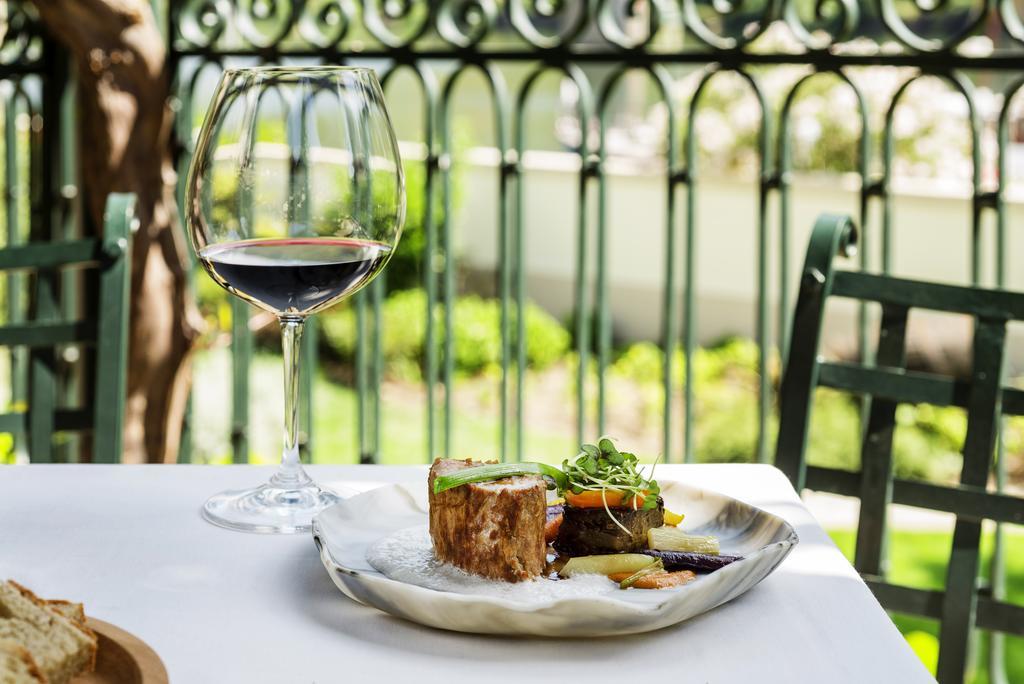 The Vintage House - Douro Hotel Pinhao Bagian luar foto A glass of wine and a plate of food