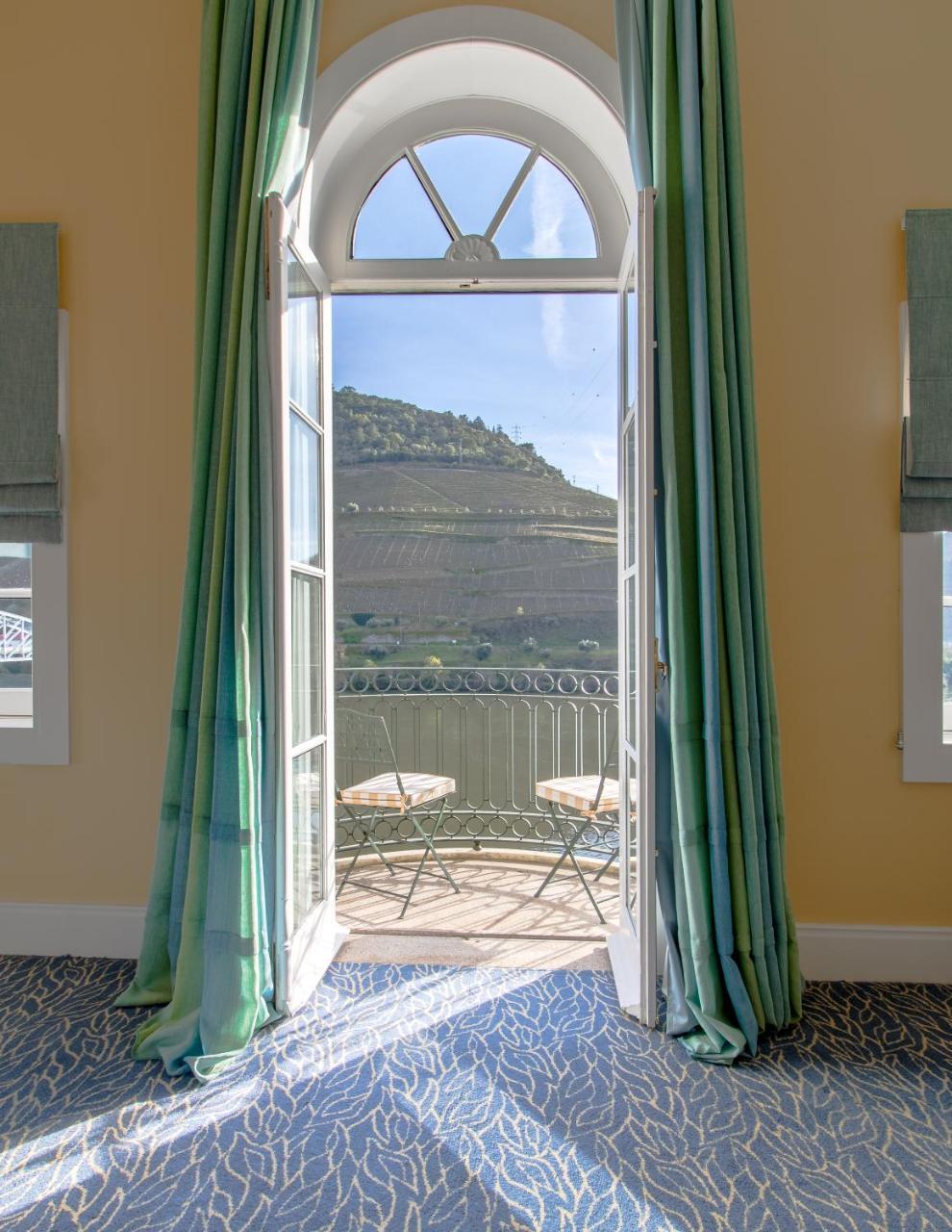 The Vintage House - Douro Hotel Pinhao Bagian luar foto A view of the balcony of a suite at the Cape Heritage