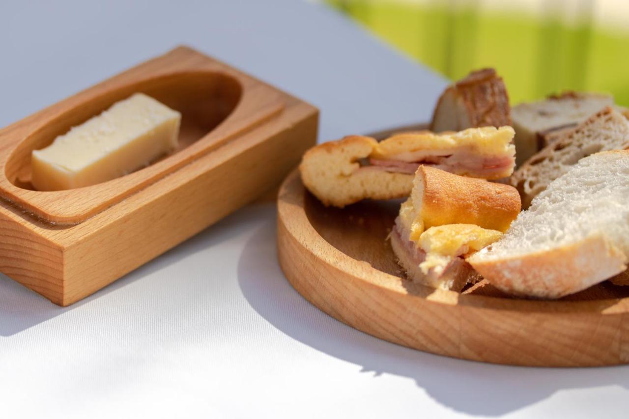 The Vintage House - Douro Hotel Pinhao Bagian luar foto A typical Italian bread with olive oil and ham